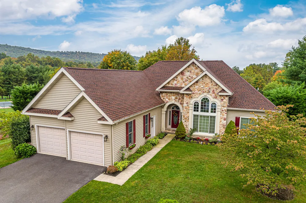 Hickory-blend shingle roof, photo 1
