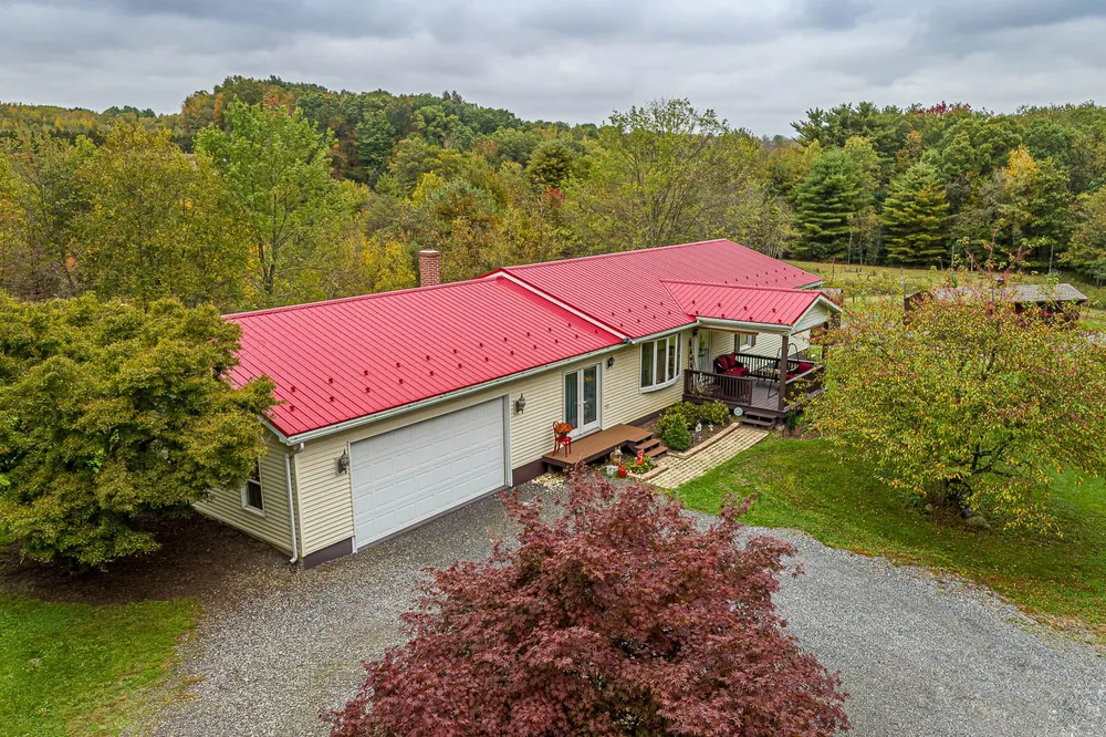 Scarlet standing-seam metal roof, photo 5