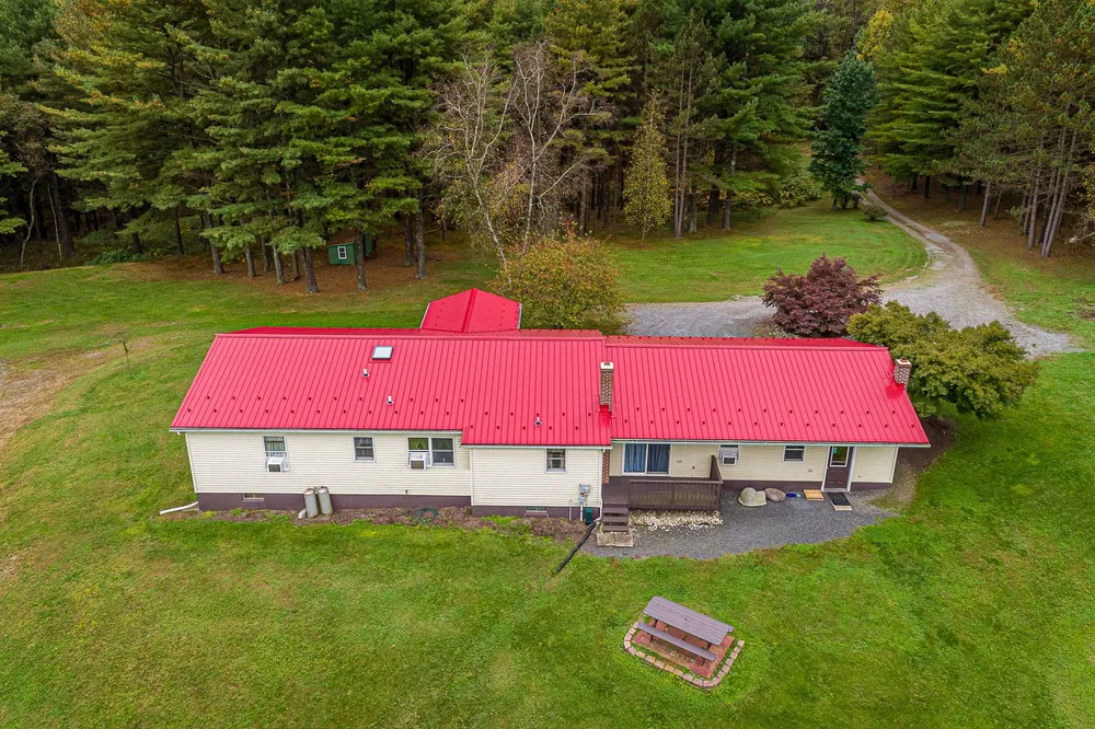 Scarlet standing-seam metal roof, photo 1