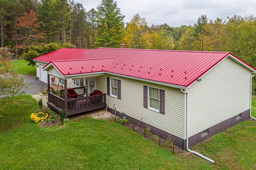 Scarlet standing-seam metal roof, photo 2