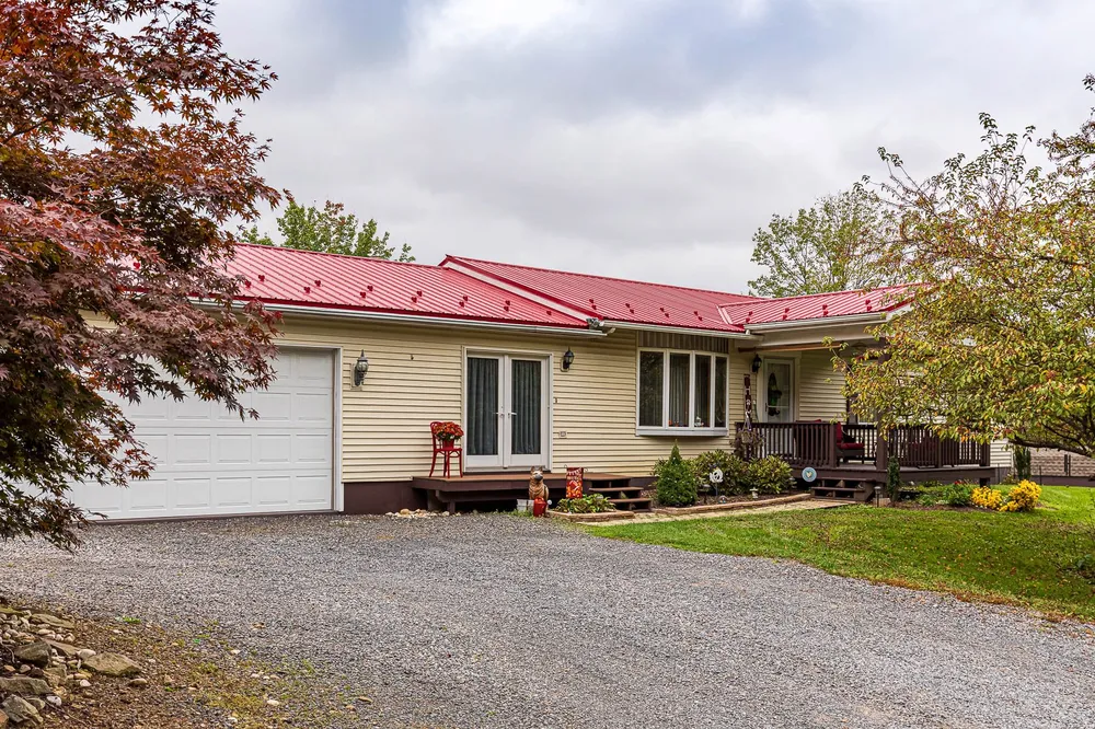 Scarlet standing-seam metal roof, photo 3