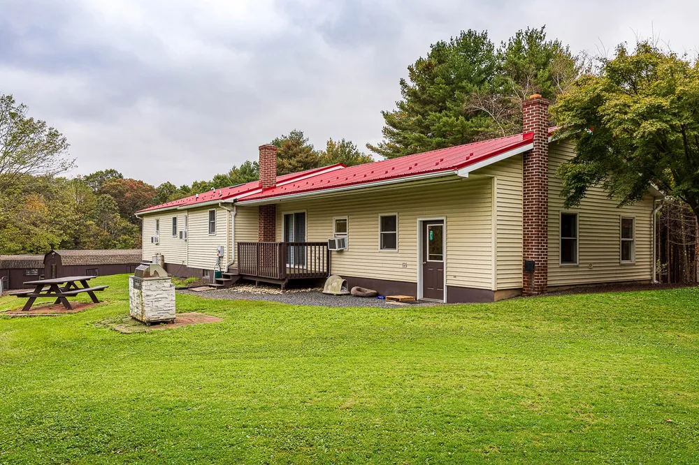 Scarlet standing-seam metal roof, photo 4