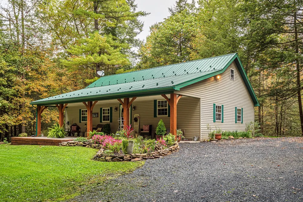 Evergreen metal roof, photo 1